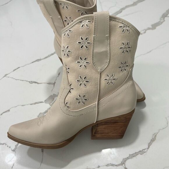 DV by Dolce Vita | Women’s Cream Oatmeal Short Cowboy Boots Ankle Western Size 6 - Picture 2 of 13